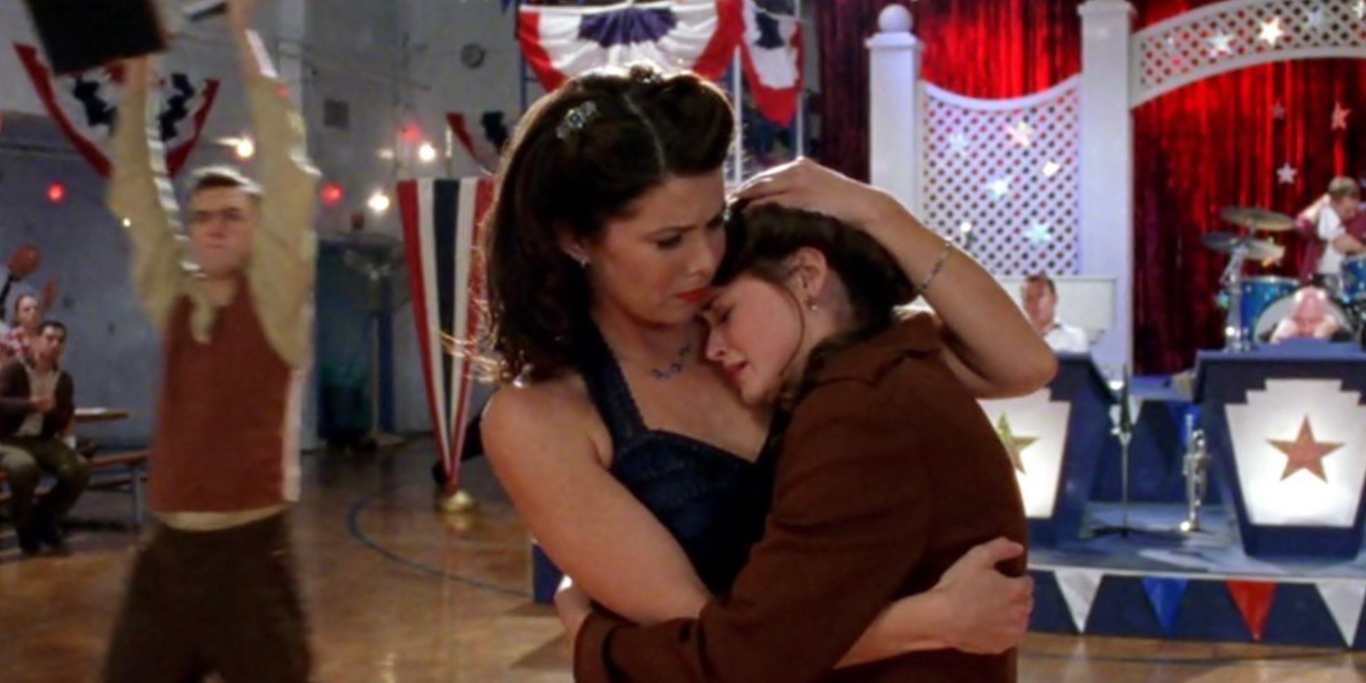 Lorelai hugs Rory in the Gilmore Girls episode 