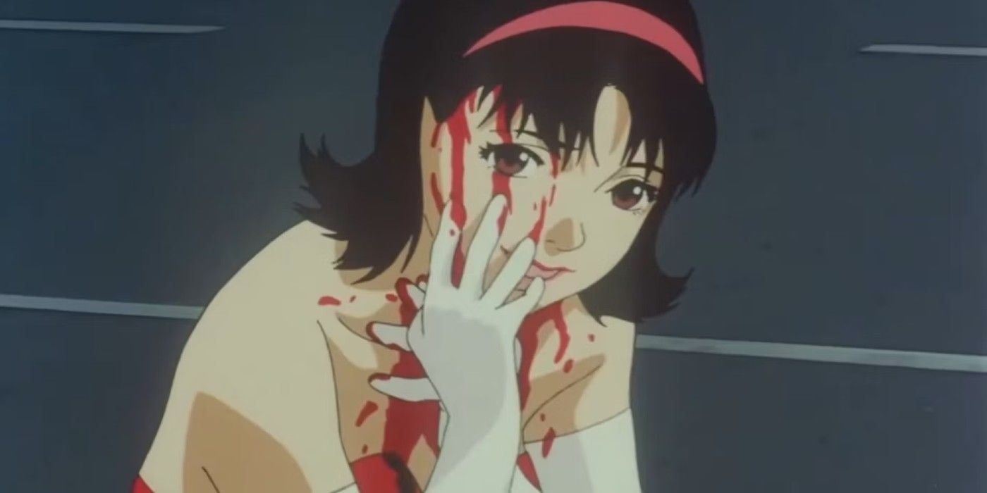 Mima espalhando sangue no rosto enquanto sorri para seu agressor em uma cena de Perfect Blue