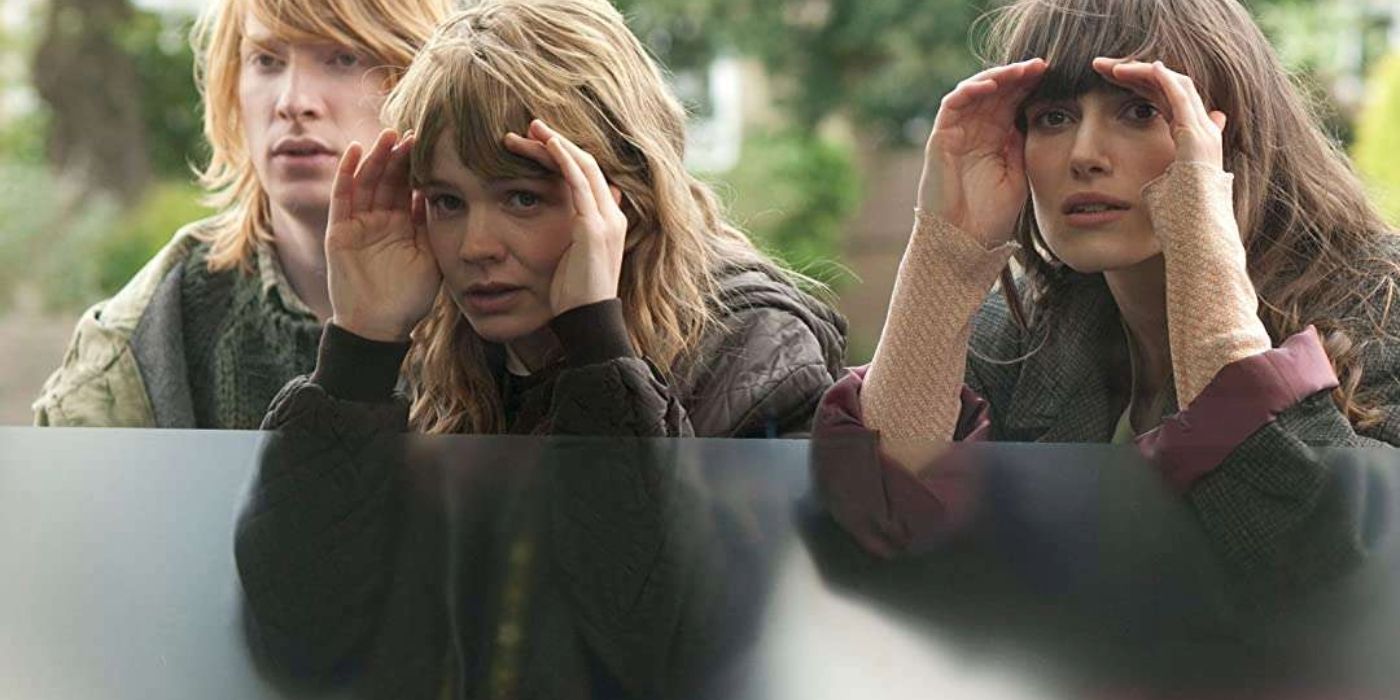 Carey Mulligan looking in a window in Never Let Me Go