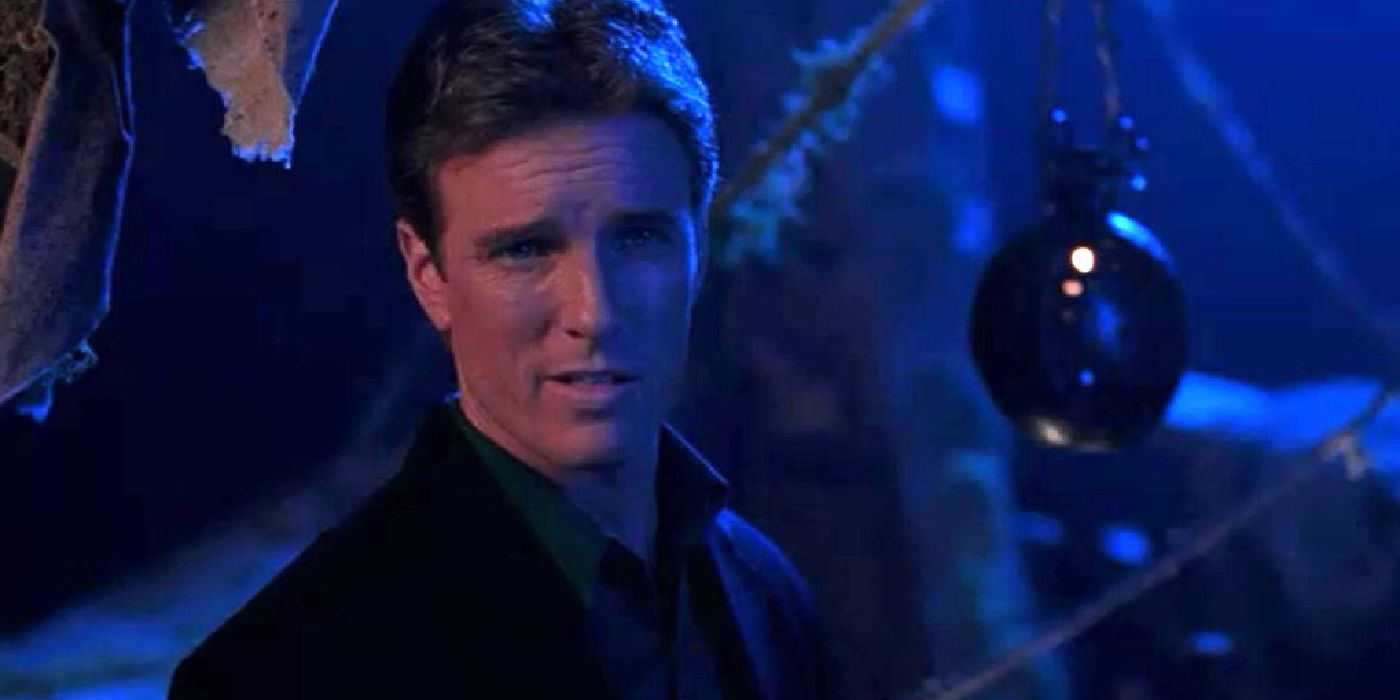 Linden Ashby as Johnny Cage looks perplexed inside a dingy room in Mortal Kombat (1995)