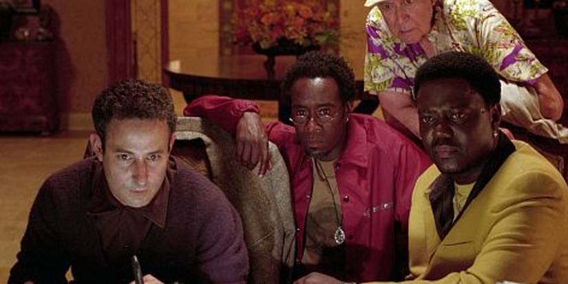 Ocean's Eleven cast looking at a monitor, including Bernie Mac, Don Cheadle, Carl Reiner, and Eddie Jemison