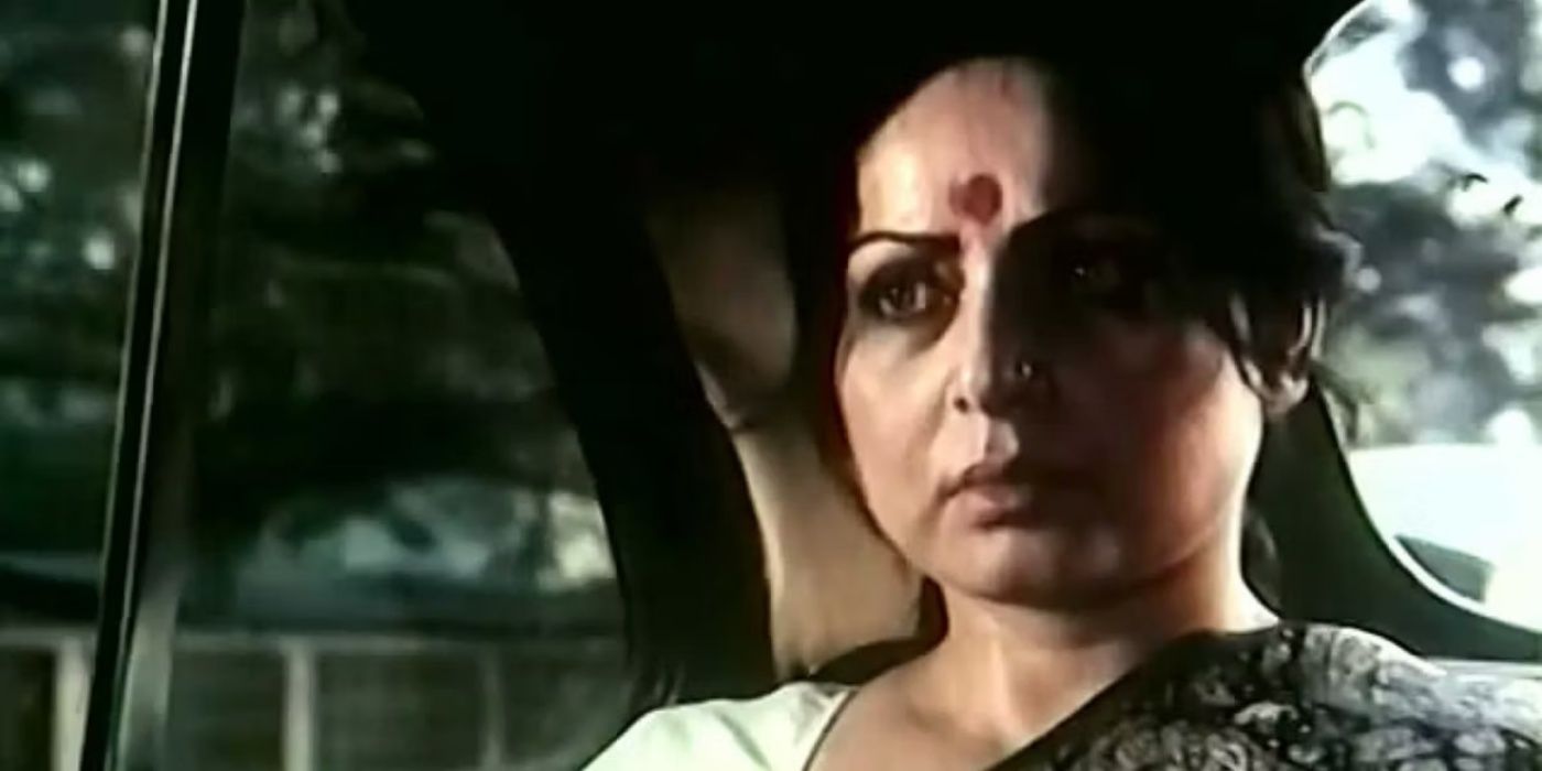 Padmini sits in the back of a car in Shubho Mahurat.