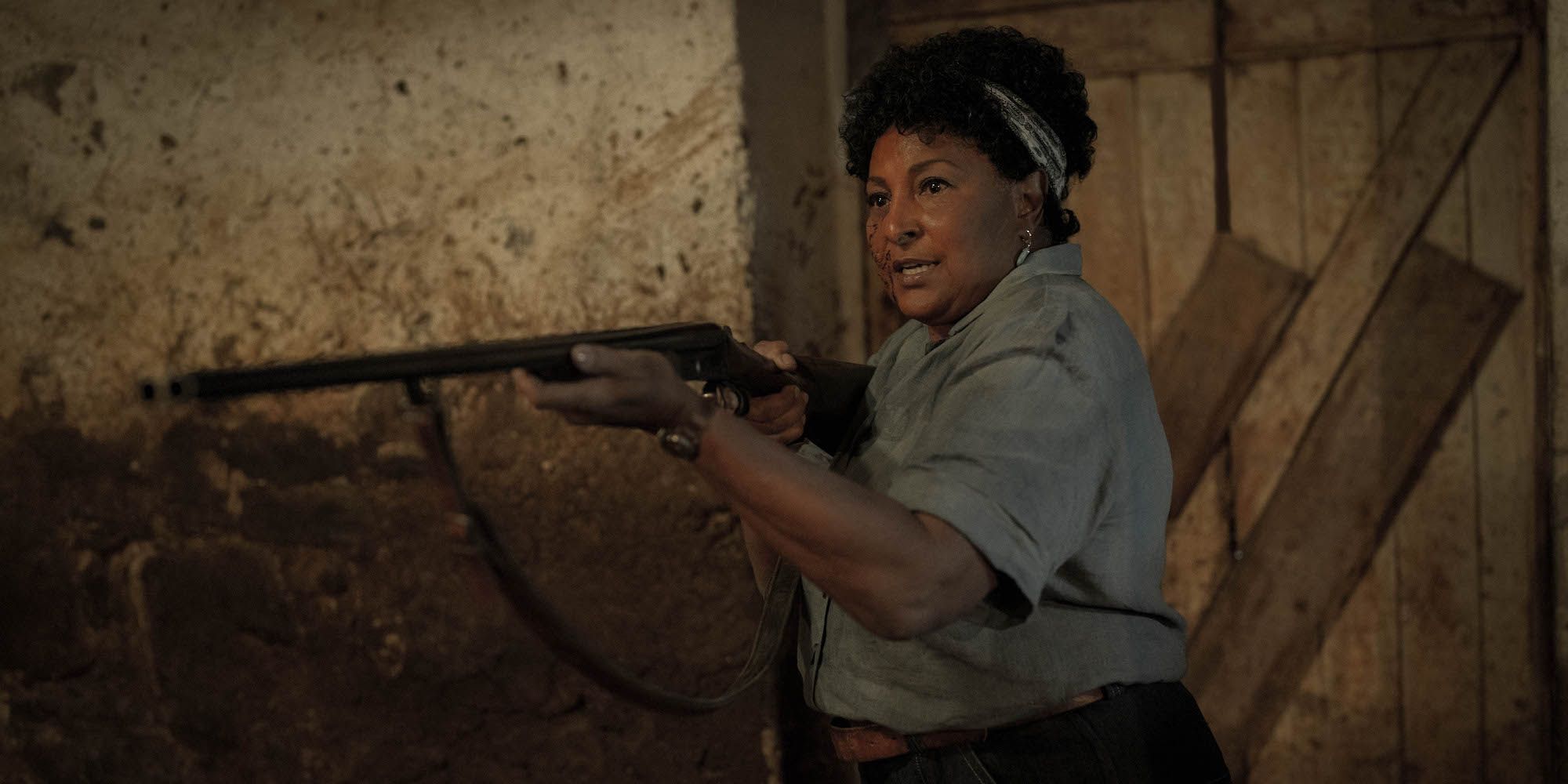 Pam Grier segurando uma espingarda como Marjorie Washburn em Pet Sematary: Bloodlines.