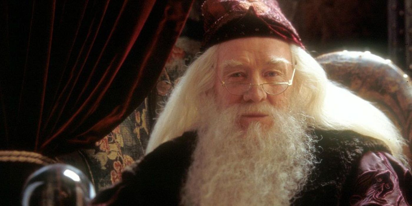 Теория Гарри Поттера объясняет, почему Дамблдор так заботился о своих открытках с шоколадными лягушками