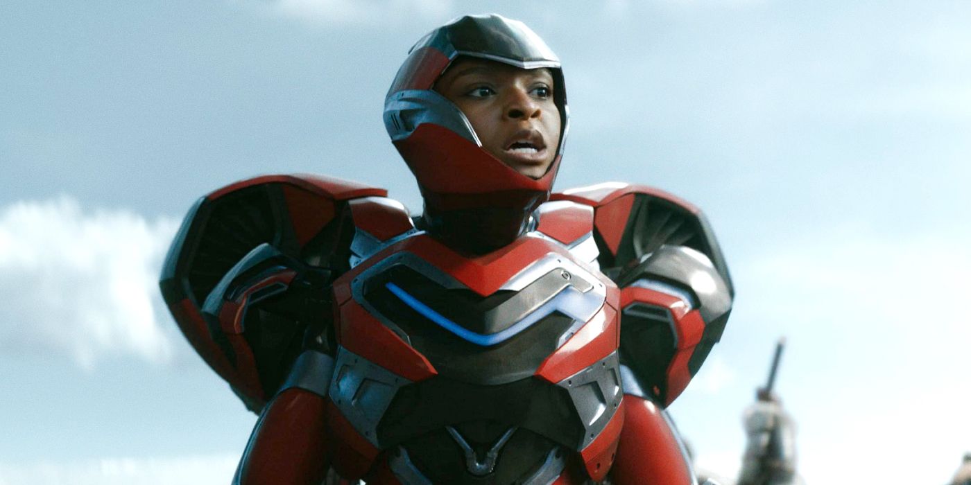Riri Williams de Dominique Thorne con su traje Ironheart en Black Panther: Wakanda Forever