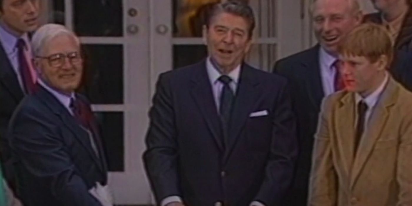 Ronald Reagan habla con la prensa