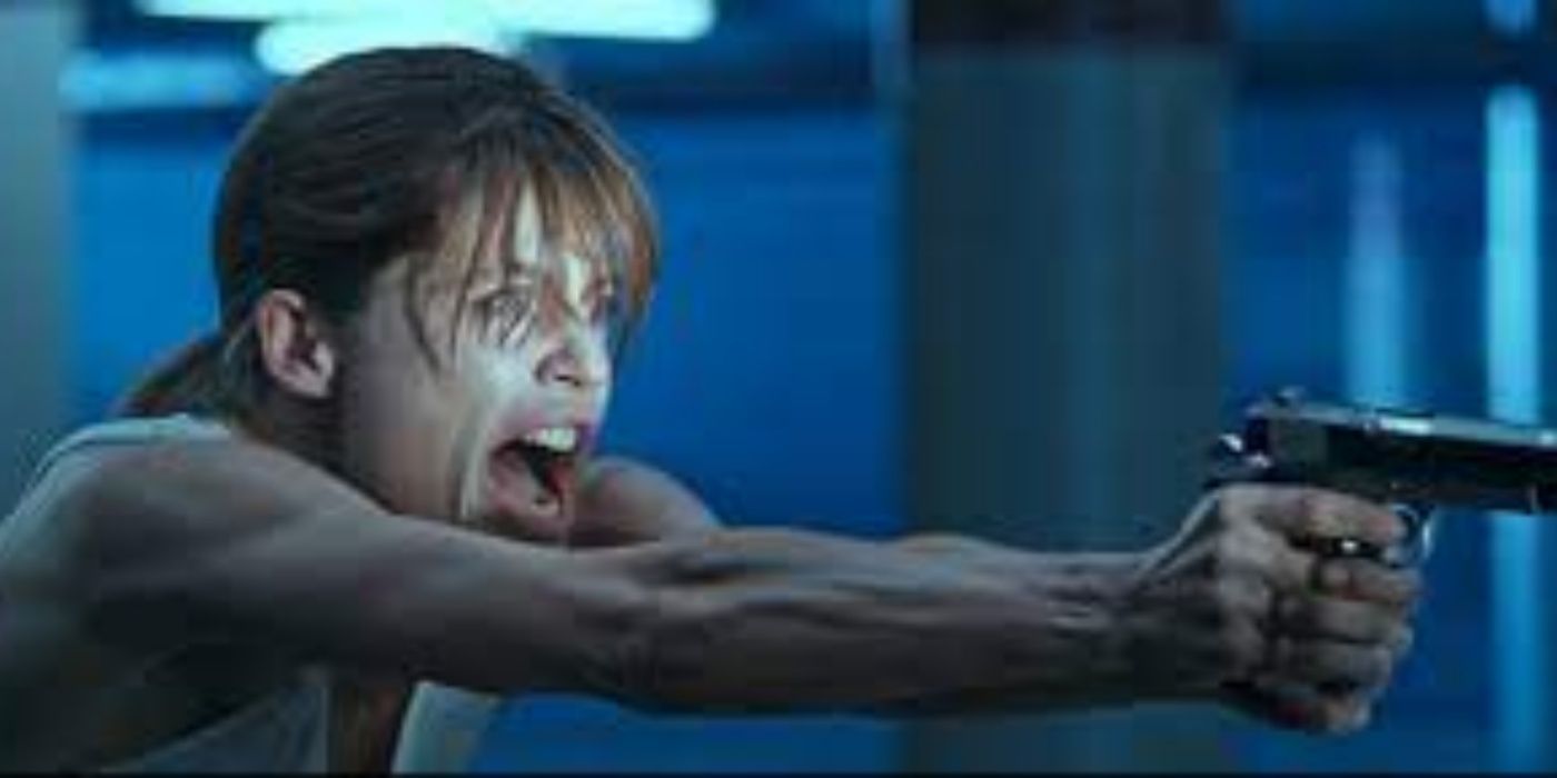 Sarah Connor apontando uma arma e gritando em Terminator 2: Judgment Day