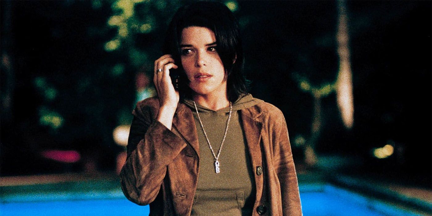 Neve Campbell como Sidney ao telefone em Pânico 3.