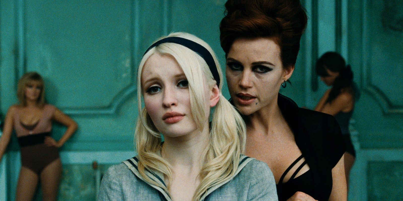 Emily Browning e Carla Gugino em Sucker Punch