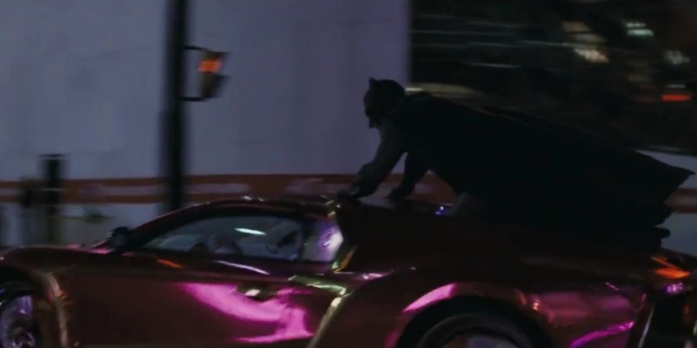 Batman em cima do carro do Coringa em Esquadrão Suicida.