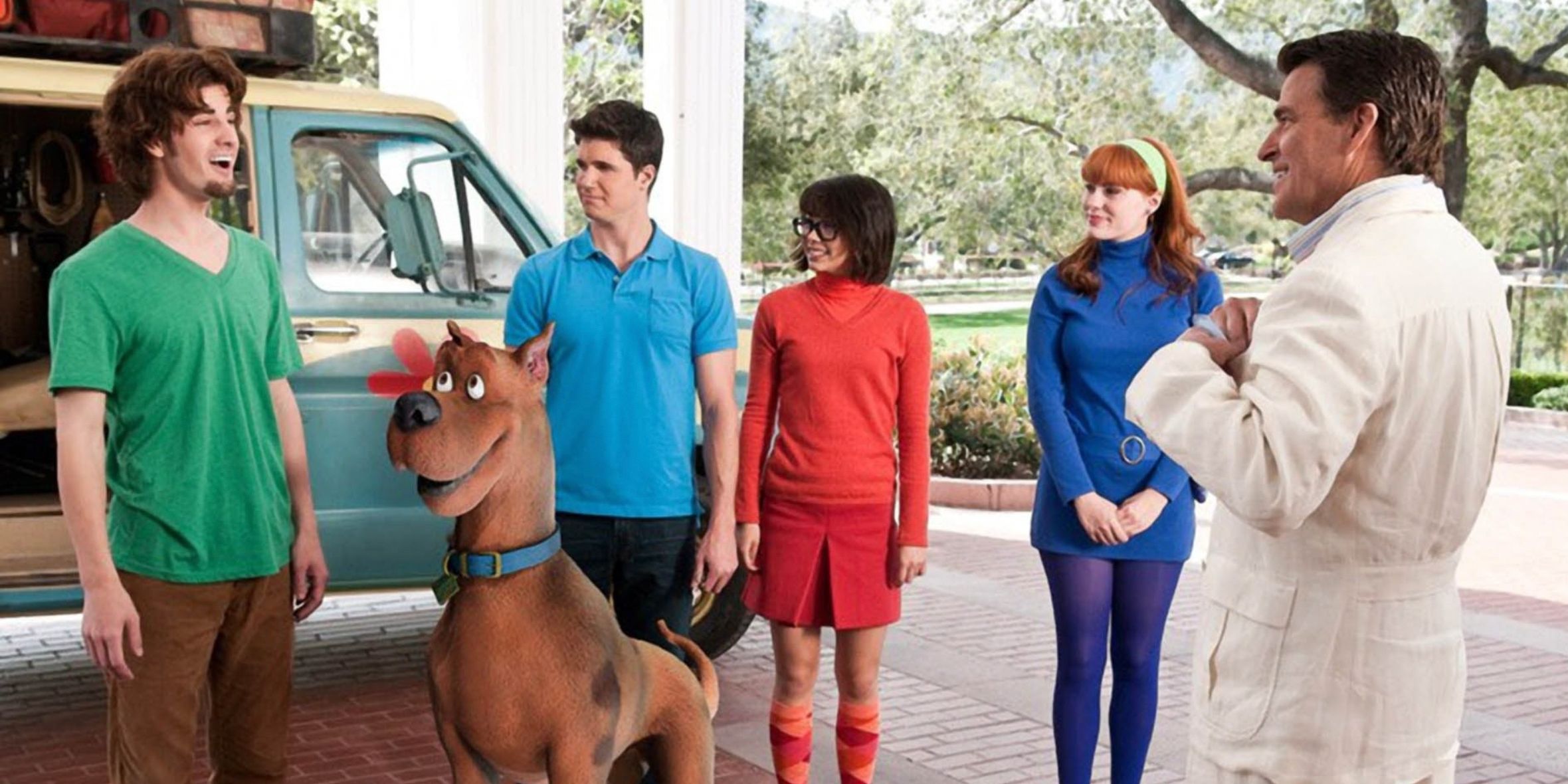 The Scooby gang arrives to work for Daphnes uncle in Scooby Doo and the Curse of the Lake Monster