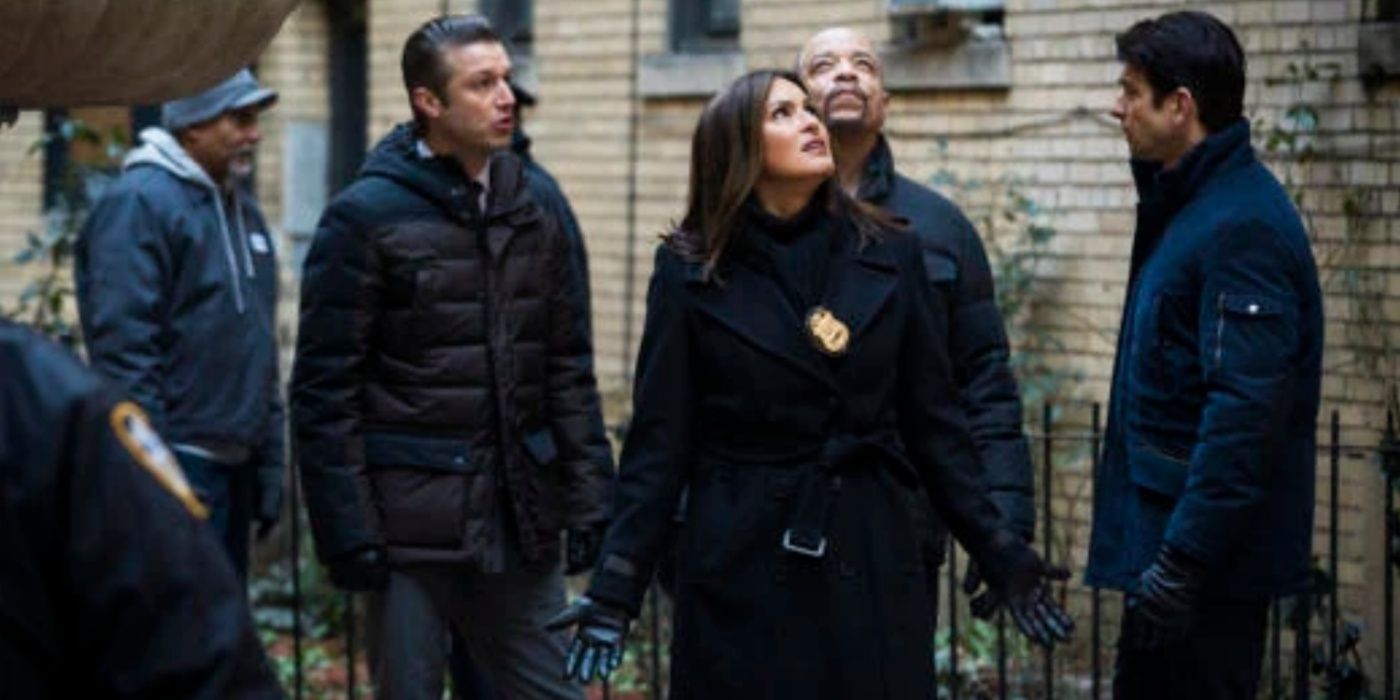 The SVU team looking up in Forty-One Witnesses.