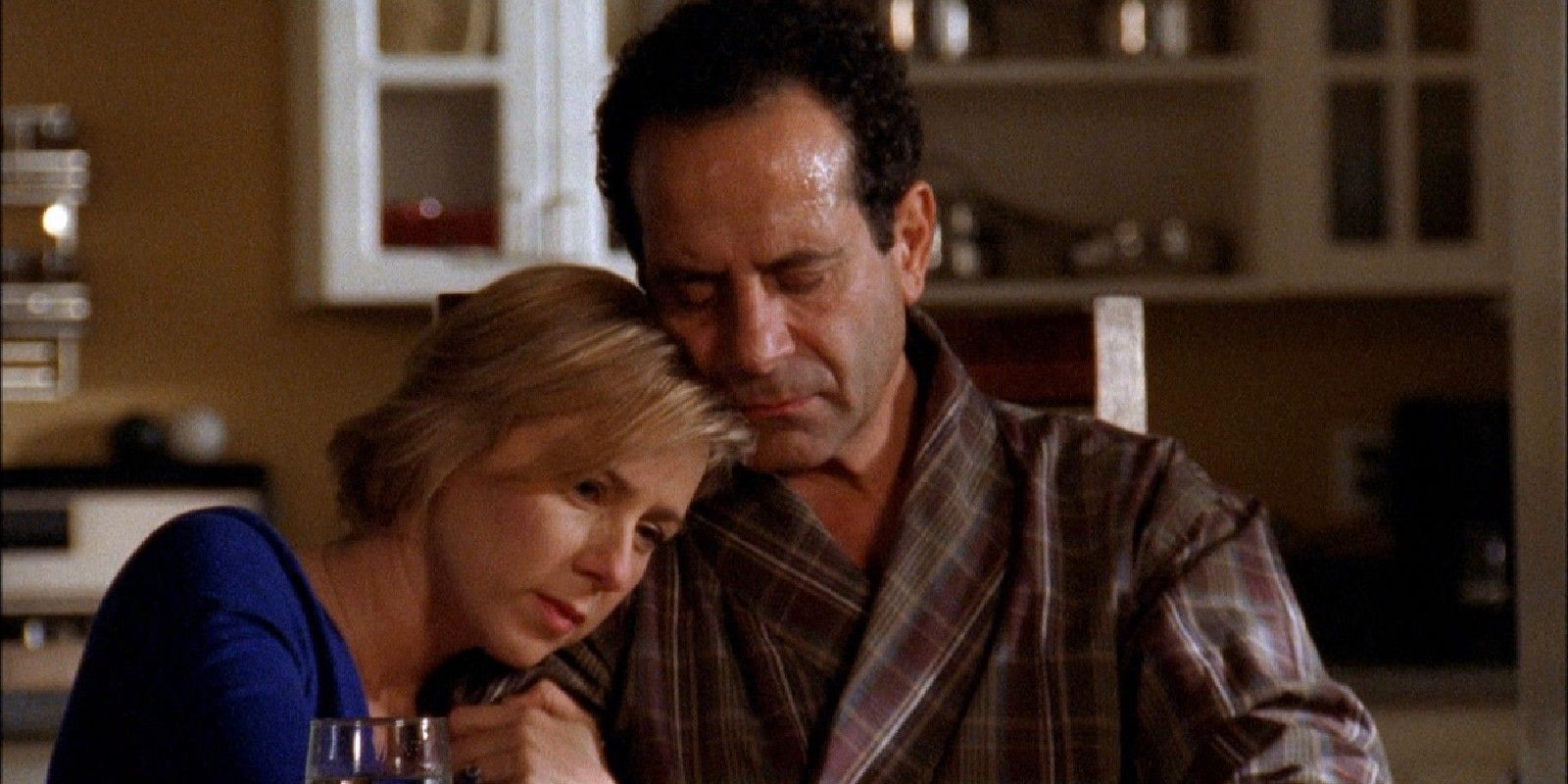 tony shalhoub as Monk and natalie embracing in Mr Monk and the end