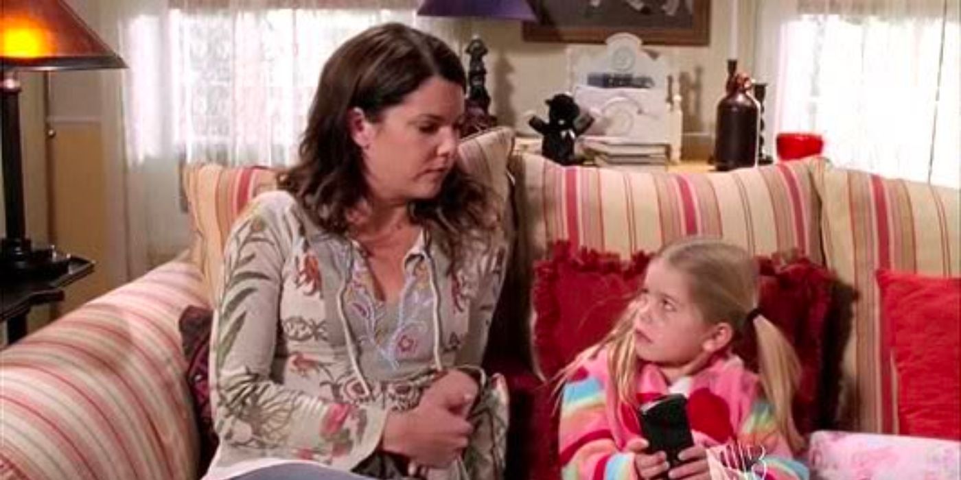 Lorelai and Gigi are talking on the couch.