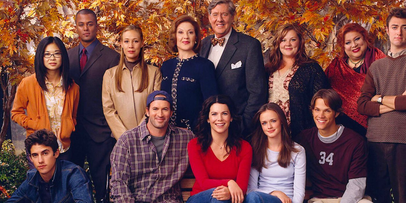 The Gilmore Girls cast poses for a picture. 