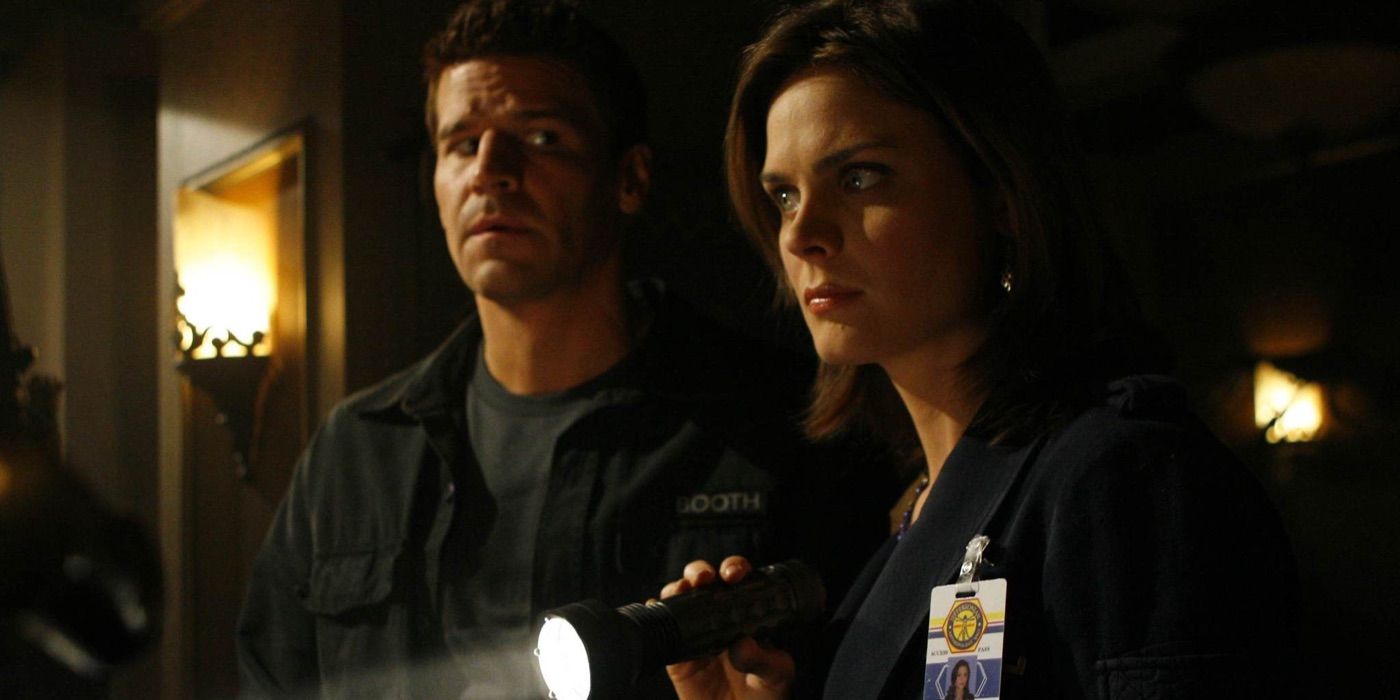 Agent Booth (David Boreanaz) looks at Agent Brennan (Emily Deschanel) in Bones.