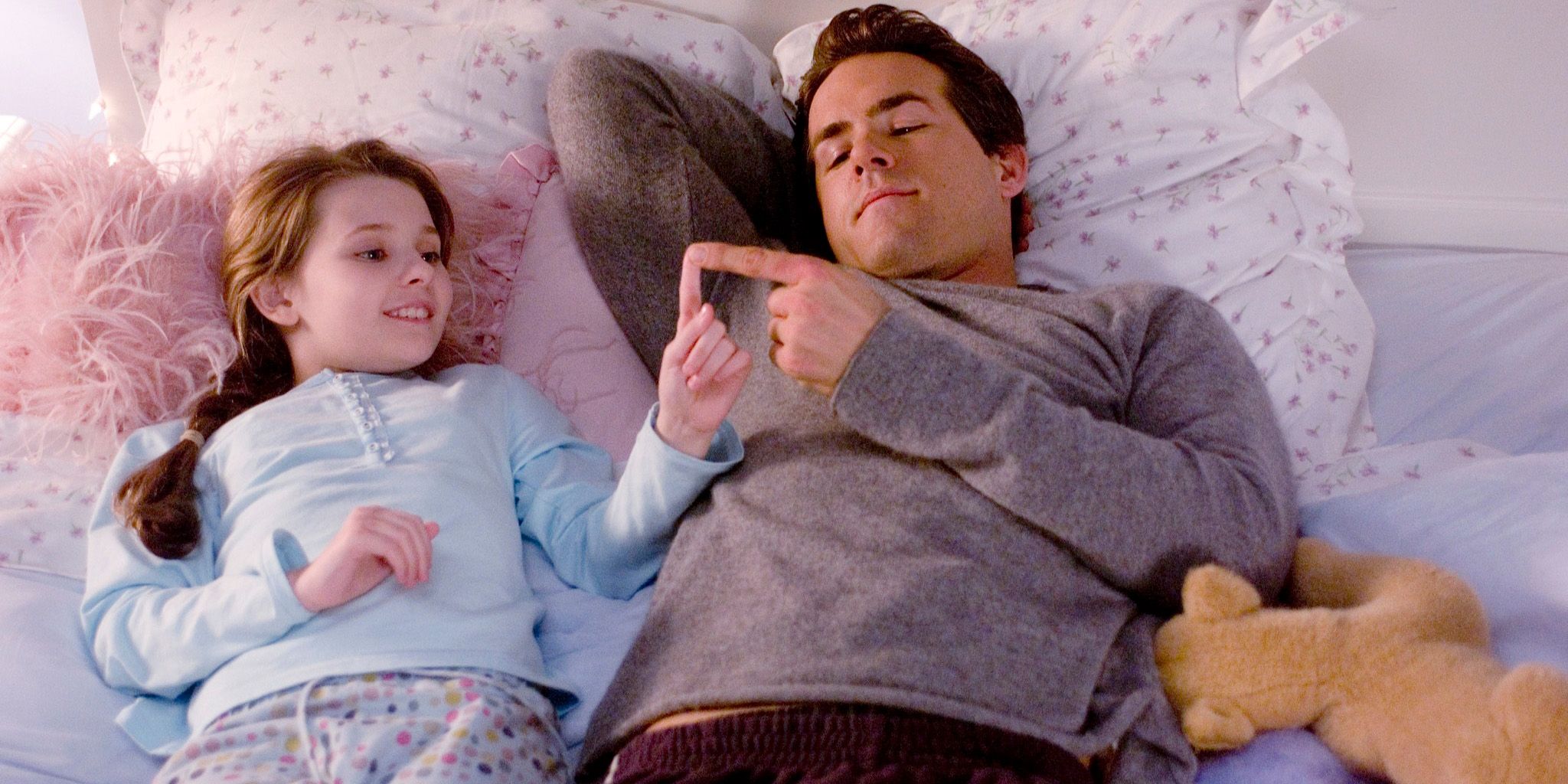 Abigail Breslin and Ryan Reynolds in Definitely Maybe