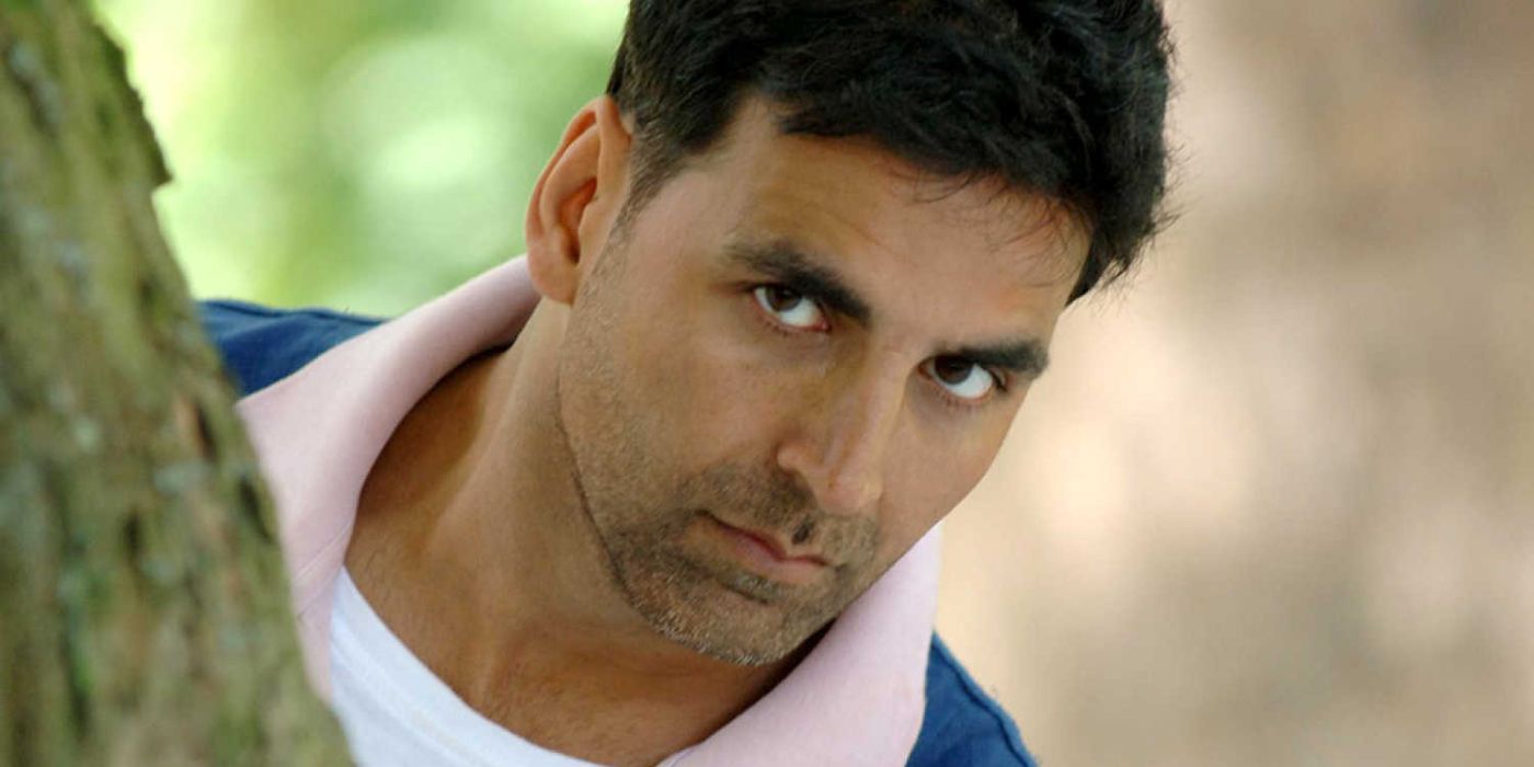 Akshay Kumar looking around a tree as Bunty Rajkumar in Bhagam Bhag.