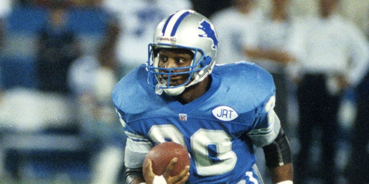 Barry Sanders in Detroit Lions uniform runs with a football in hand