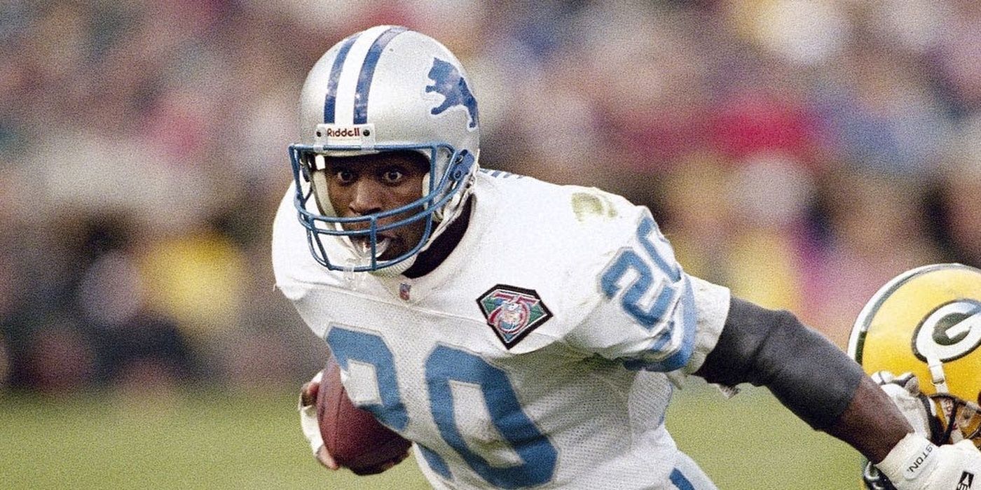 Barry Sanders rushes against the Green Bay Pakcers