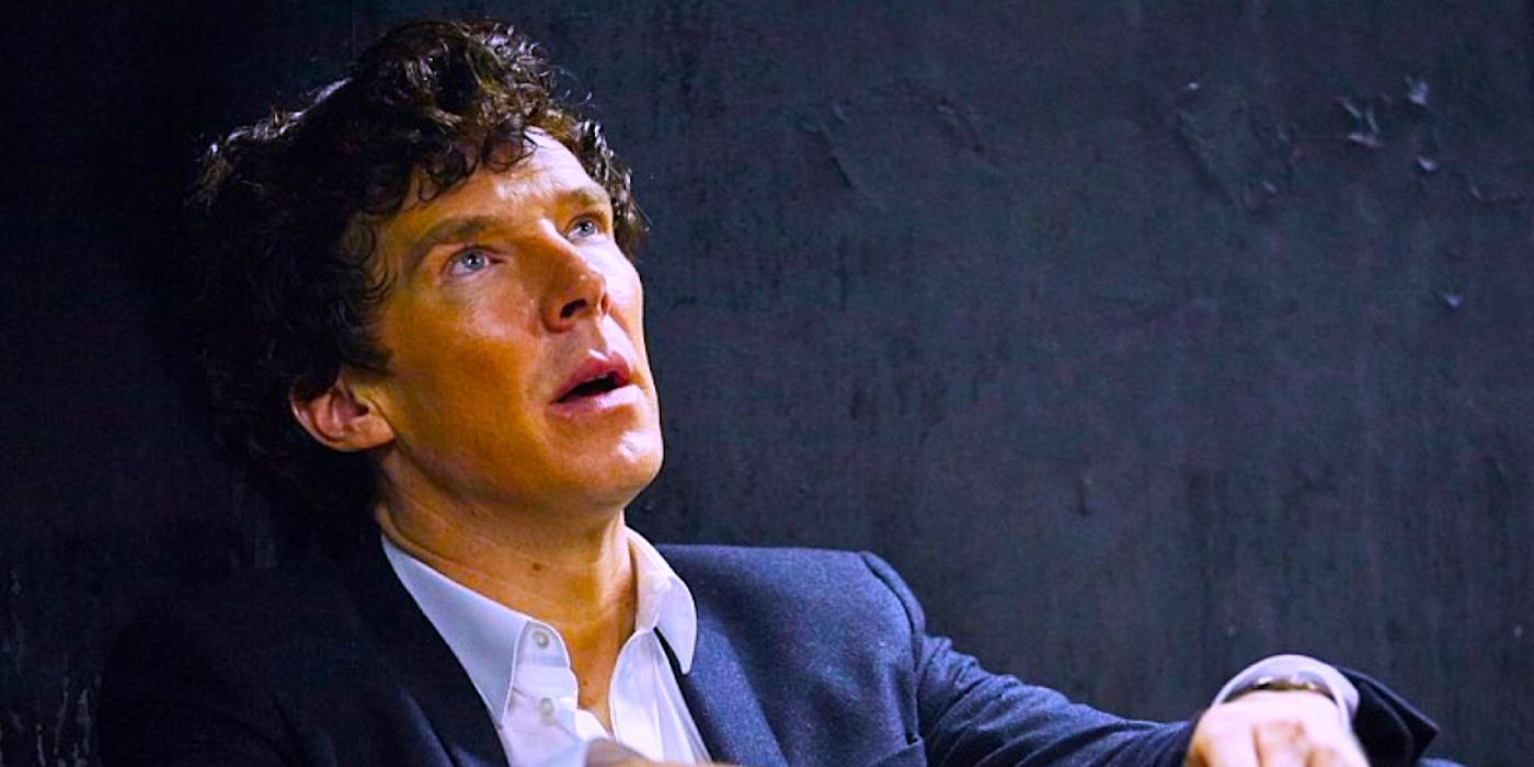 Benedict Cumberbatch como Sherlock Holmes, sentado e olhando para cima no final da 4ª temporada de Sherlock da BBC