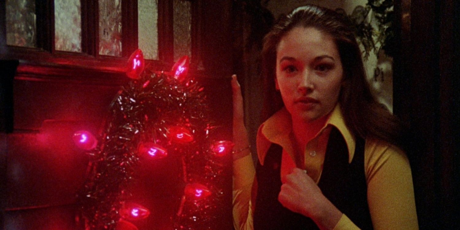 Jess olhando para as luzes de Natal no filme de terror de 1974, Black Christmas.