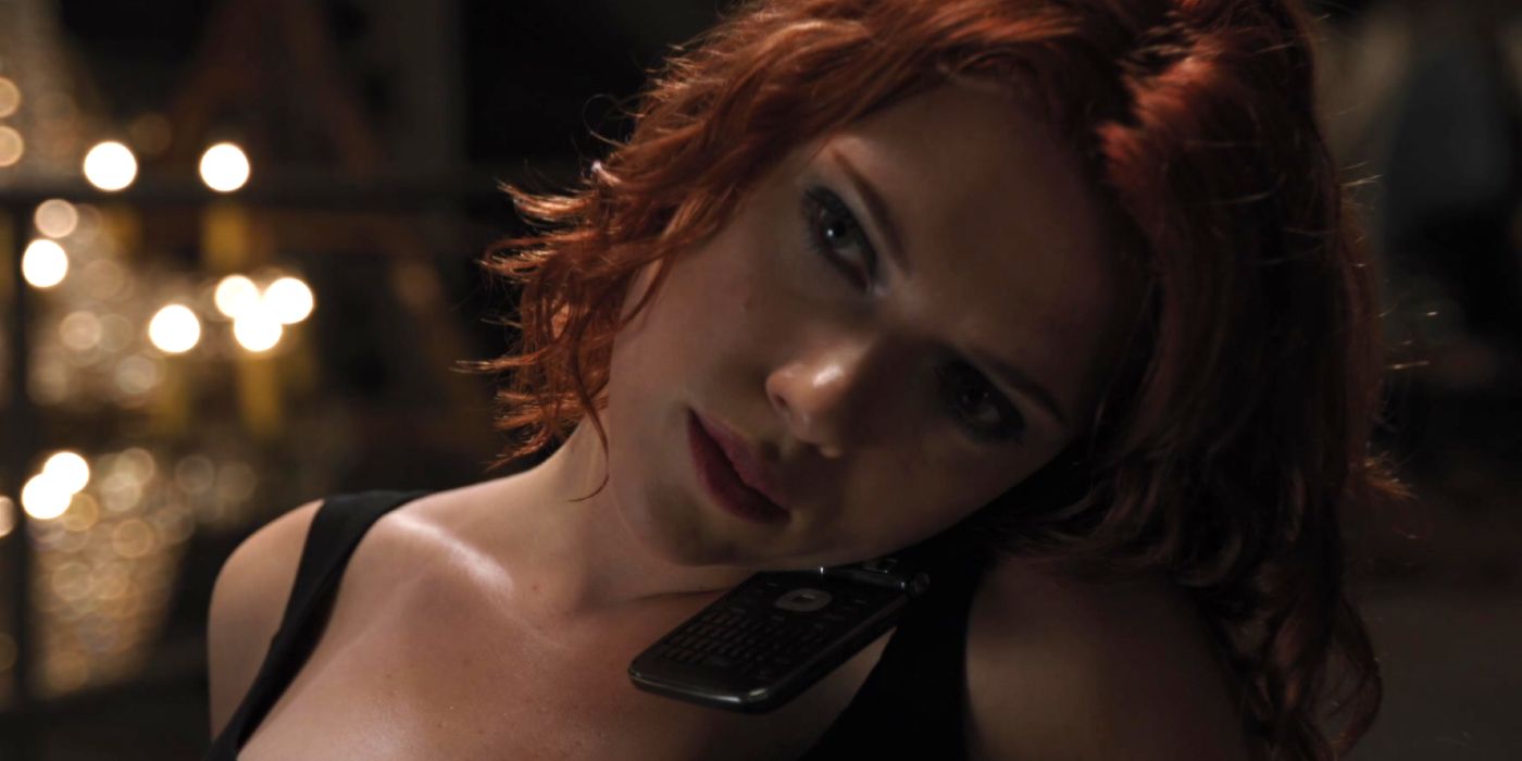 Scarlet Johannson como Viúva Negra ao telefone em Os Vingadores (2012)