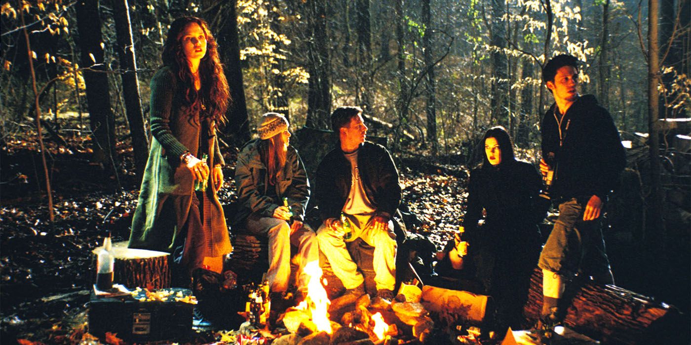 Grupo do Livro das Sombras Blair Witch 2 em torno de uma fogueira na floresta