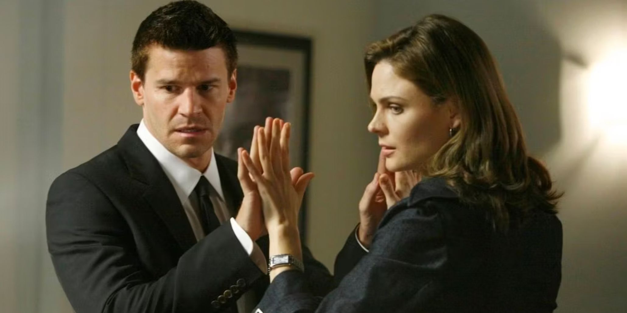 Booth and Brennan doing a mirroring exercise in Bones