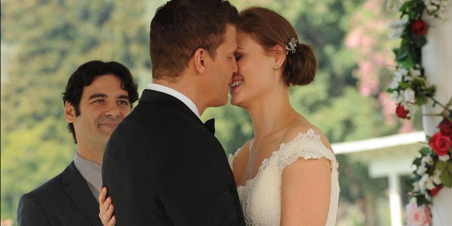 Booth and Brennan lean in for a kiss on their wedding day in Bones