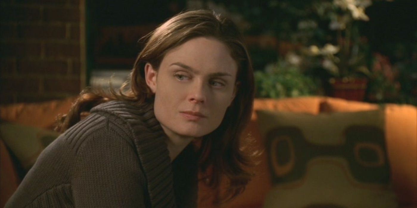 Emily Deschanel como Dra. Brennan olhando para o lado em Bones.