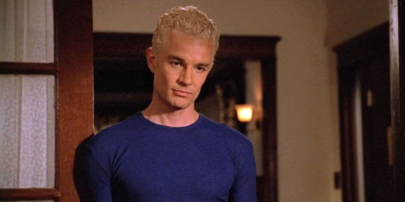 James Marsters como Spike em uma camisa azul em Buffy, a Caçadora de Vampiros