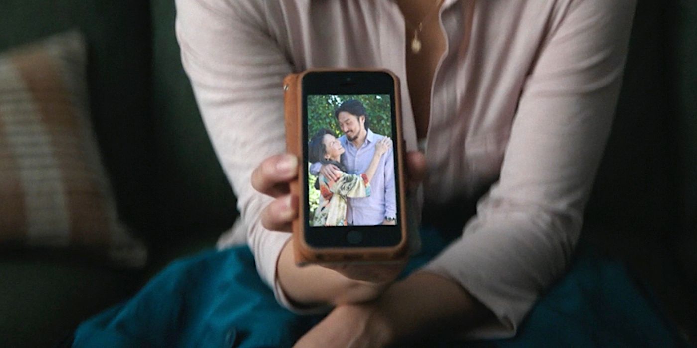 Caroline y Hiroshi Randa en una foto con cámara de teléfono en Monarch Legacy Of Monsters