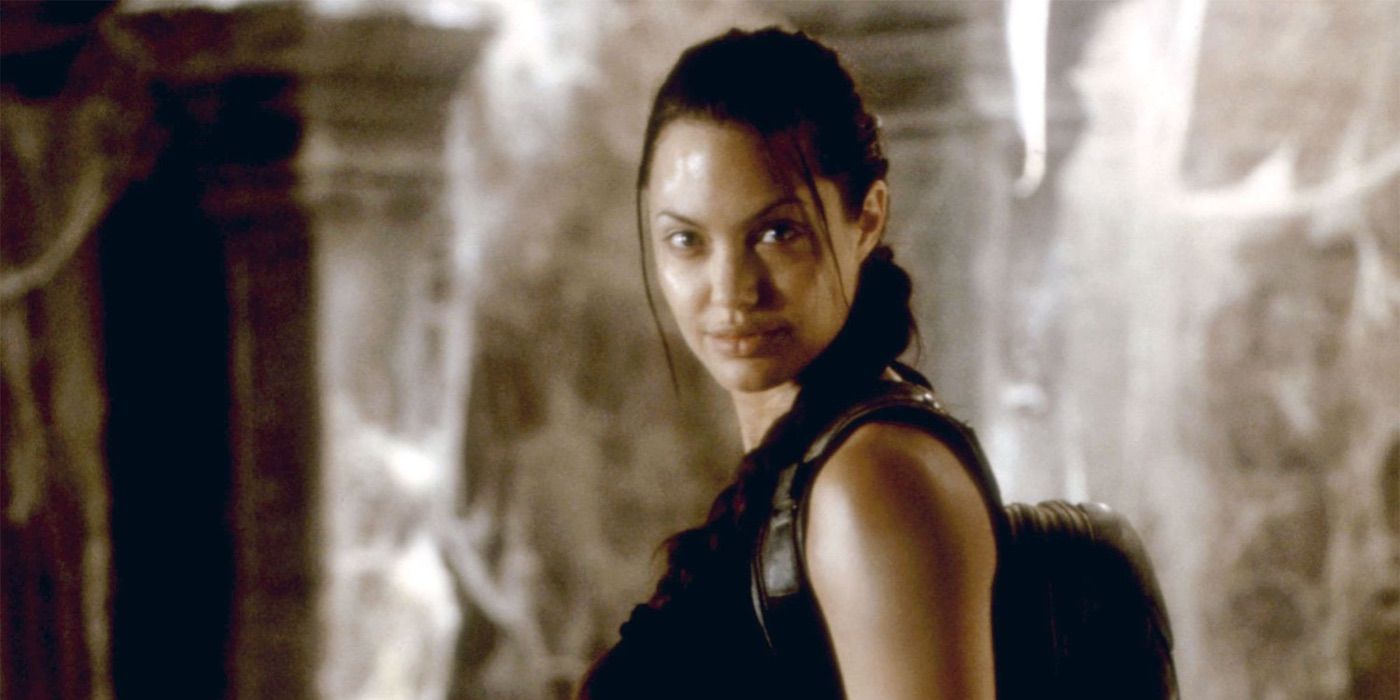 Angelina Jolie sorrindo em uma tumba em Lara Croft: Tomb Raider