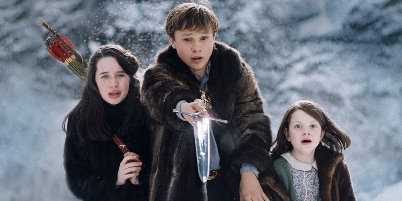 Peter holding a sword with Susan and Lucy behind him in The Chronicles of Narnia: The Lion, the Witch and the Wardrobe