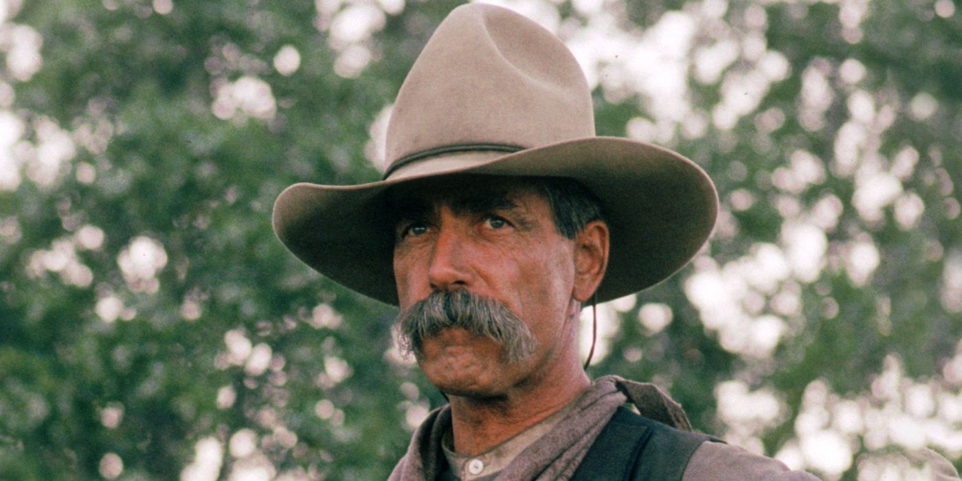 Sam Elliott como Conn Conagher contemplando qual será seu próximo passo em Conagher de 1991