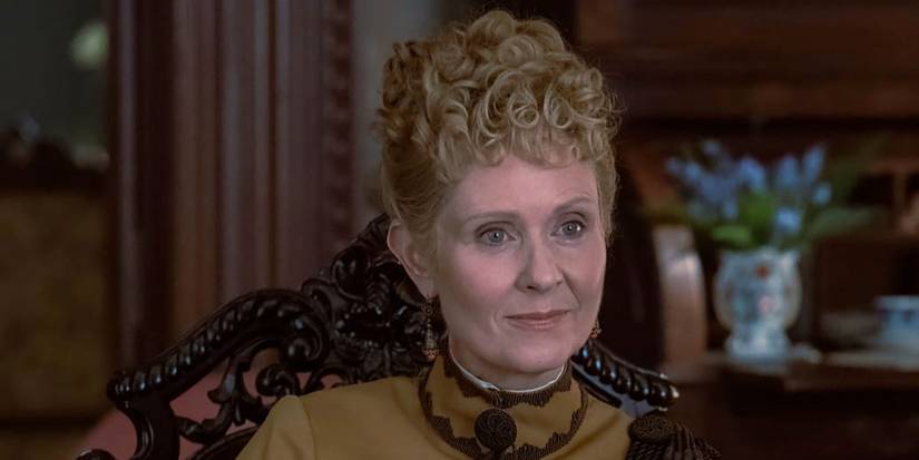 Cynthia Nixon sebagai Ada Brooks tersenyum pada seseorang di zaman emas.