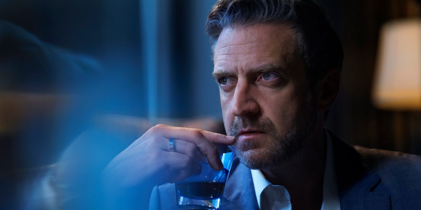 David (Raúl Esparza) bebiendo whisky junto a una ventana en Un asesinato en el fin del mundo