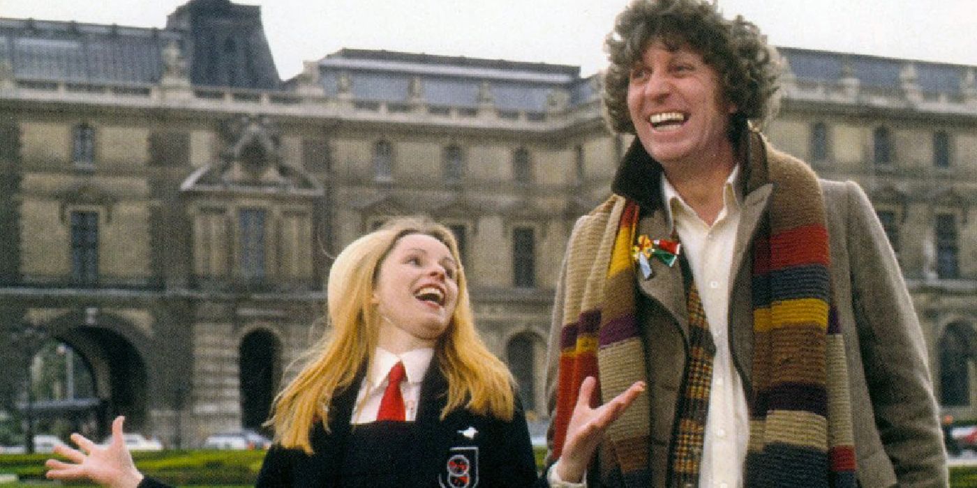 Lalla Ward como Romana e Tom Baker como o 4º Doutor rindo do lado de fora da galeria de arte do Louvre em Paris