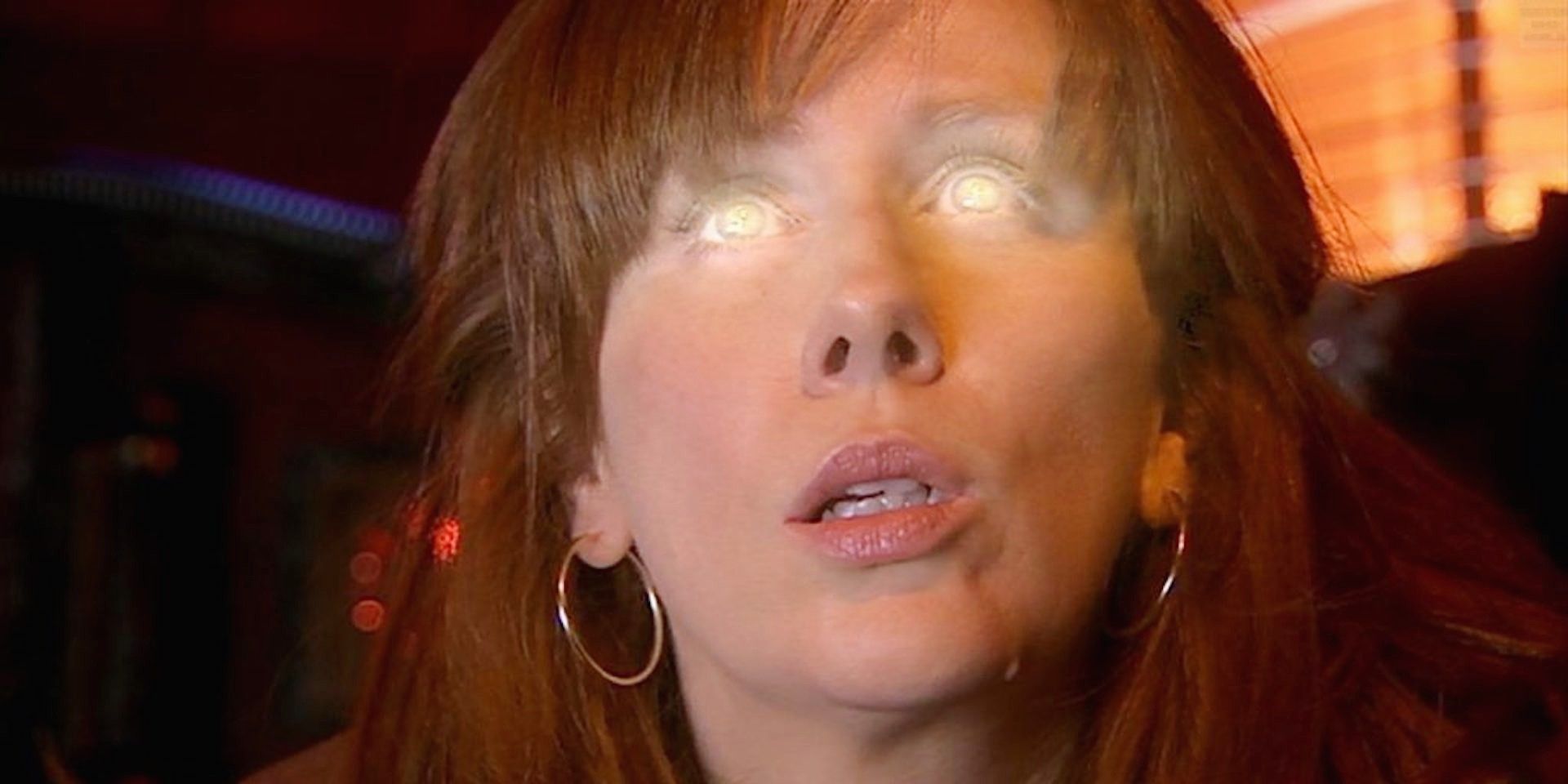 Donna Noble con ojos brillantes en Doctor Who