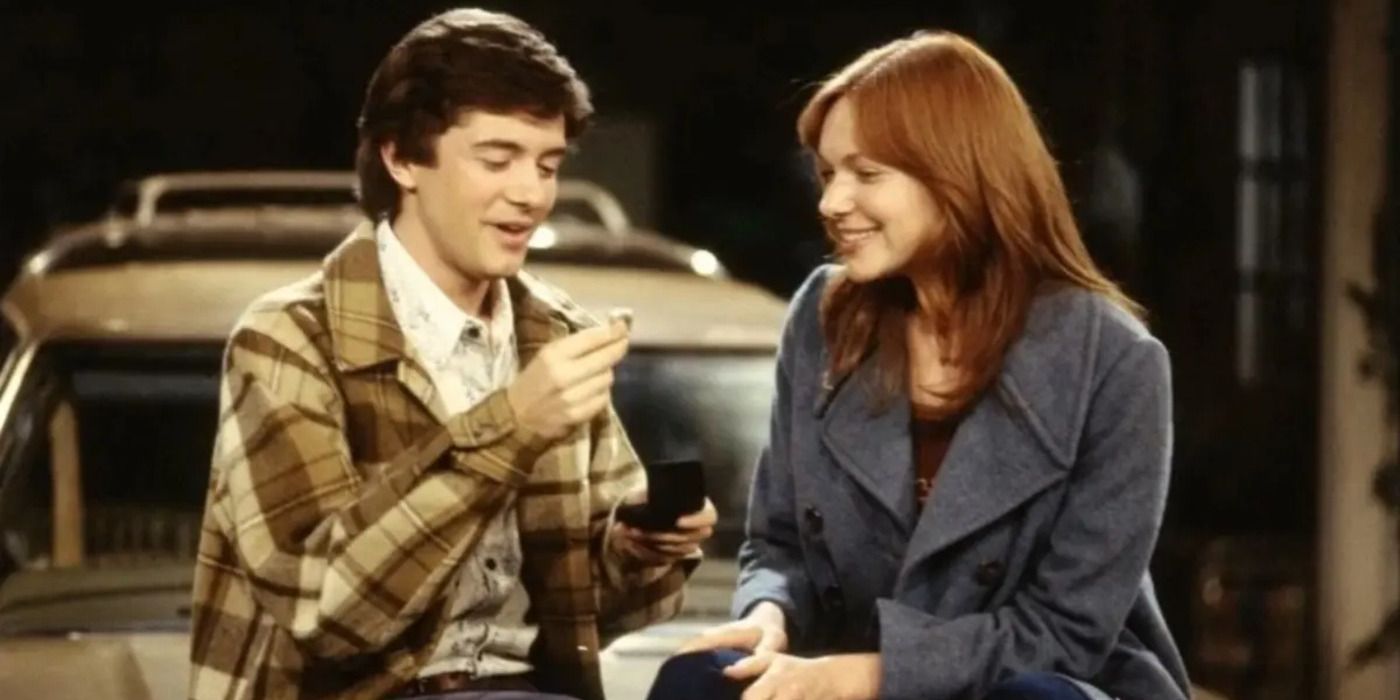Eric (Topher Grace) holding the promise ring that Donna (Laura Prepon) gave him in That '70s Show.
