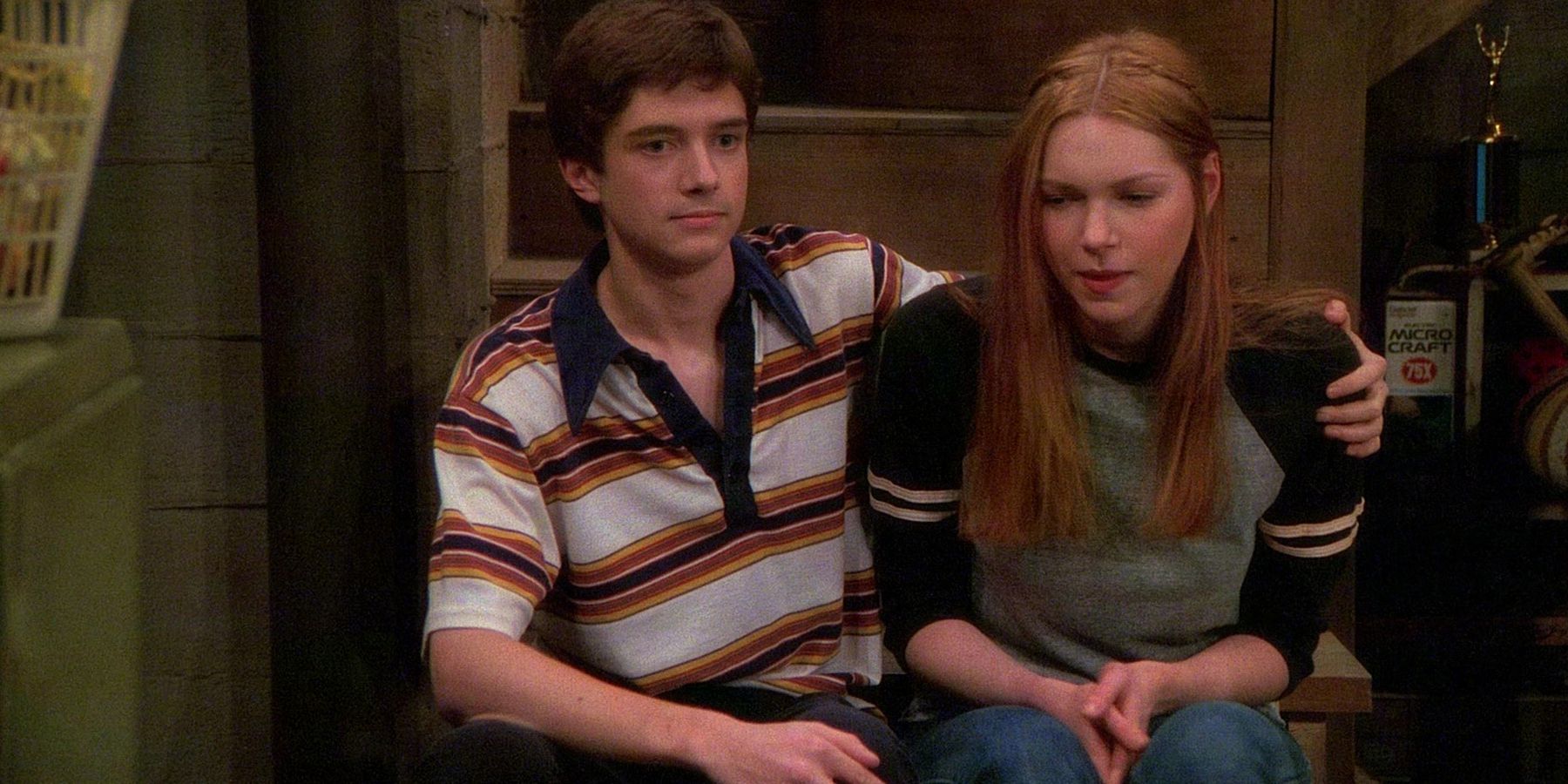 Eric (Topher Grace) with His Arm Awkwardly Around Donna (Laura Prepon) in the That '70s Show Pilot Episode