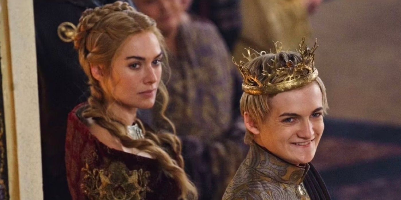 Joffrey usando uma coroa ao lado de sua mãe Cersei em Game of Thrones