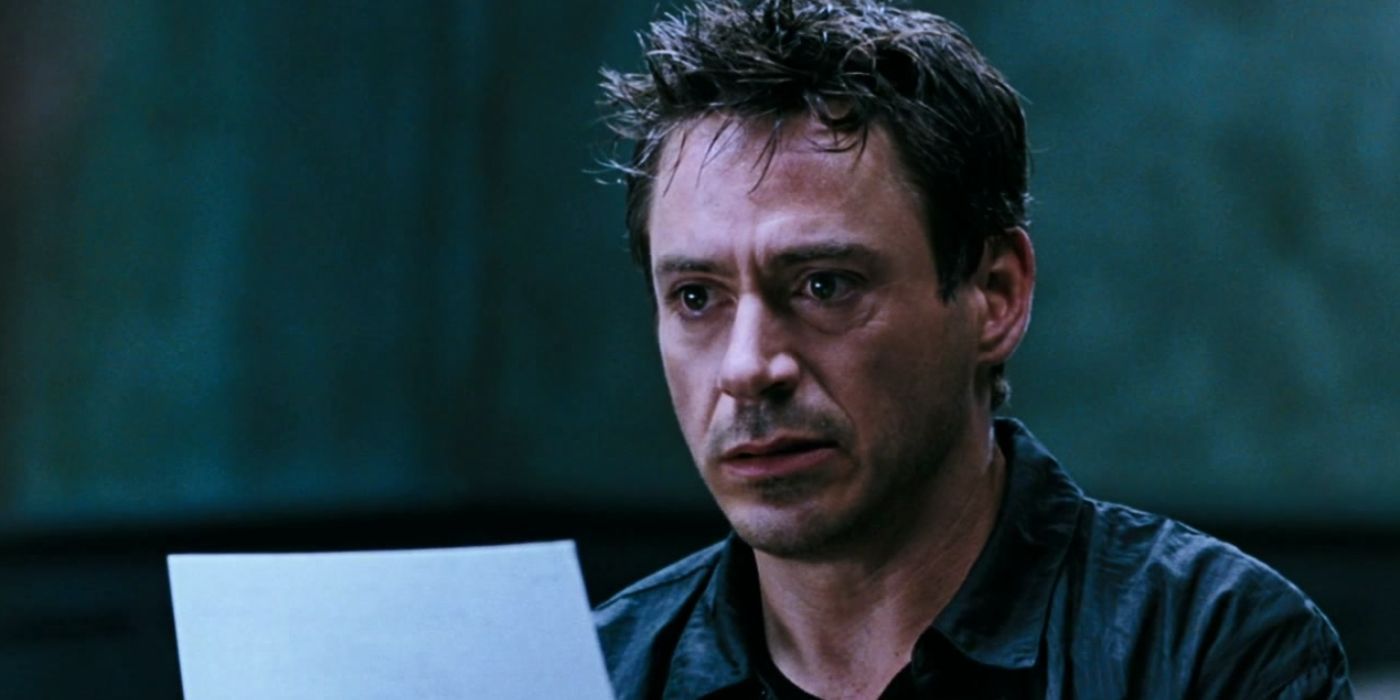 Robert Downey Jr's Harry reading from a piece of paper in Kiss Kiss Bang Bang.