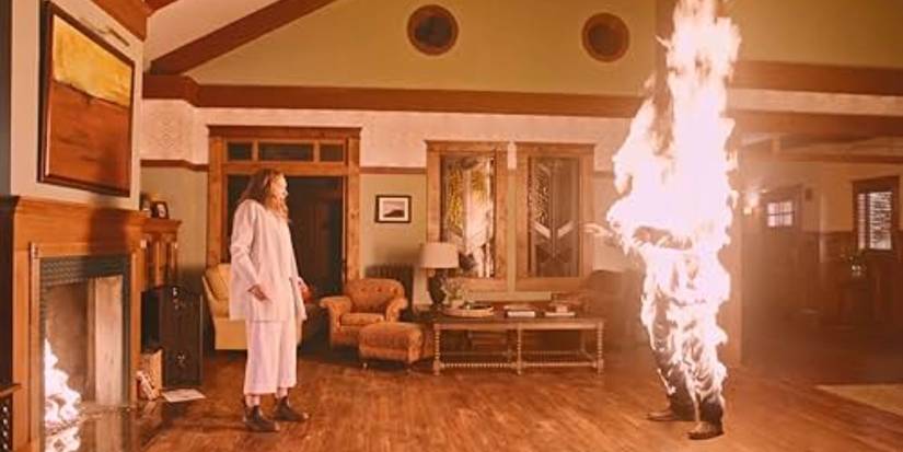 Steve coberto de chamas enquanto Annie olha horrorizada em hereditário 