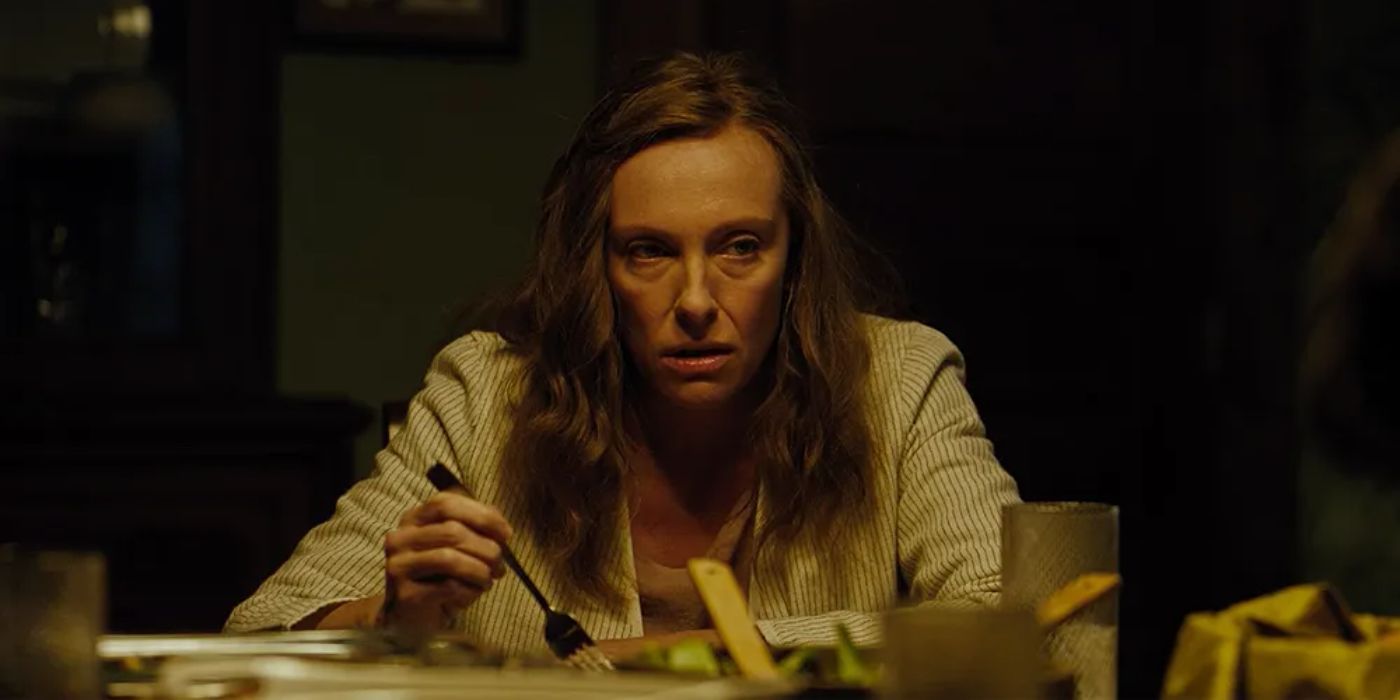 Annie sentada à mesa de jantar em Hereditary 