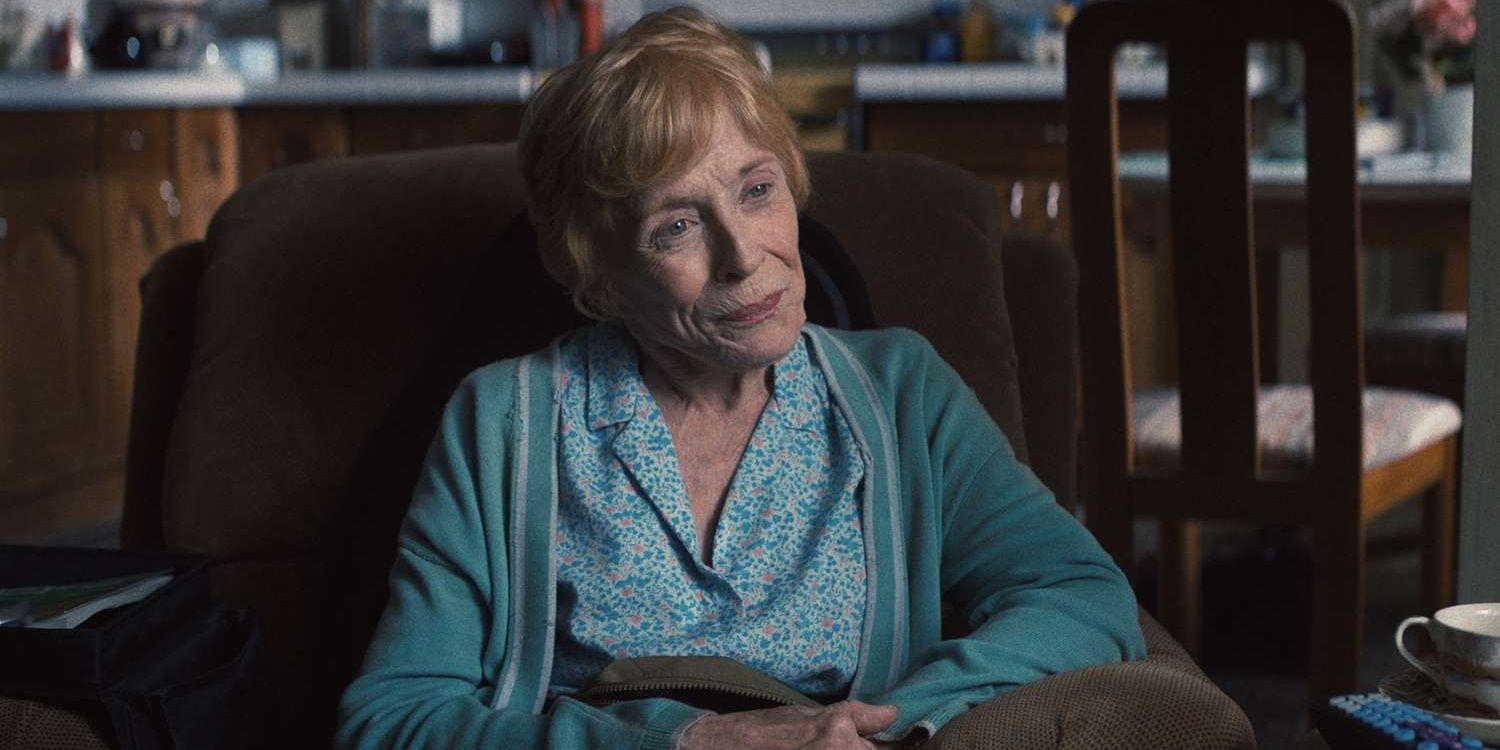 Holland Taylor sitting in a chair in Quiz Lady