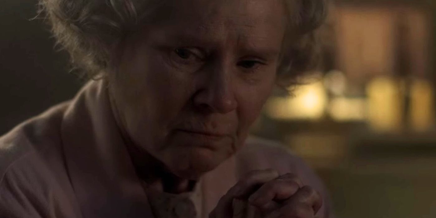 Imelda Staunton como la reina Isabel sumida en sus pensamientos en el final de la parte 1 de la temporada 6 de The Crown