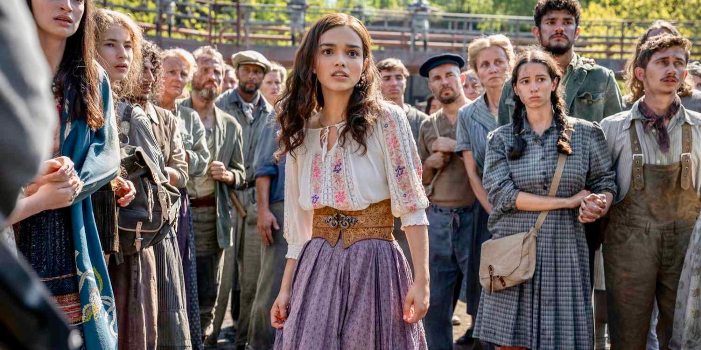 Lucy Gray standing in a crowd of people in The Hunger Games: The Ballad of Songbirds and Snakes. 