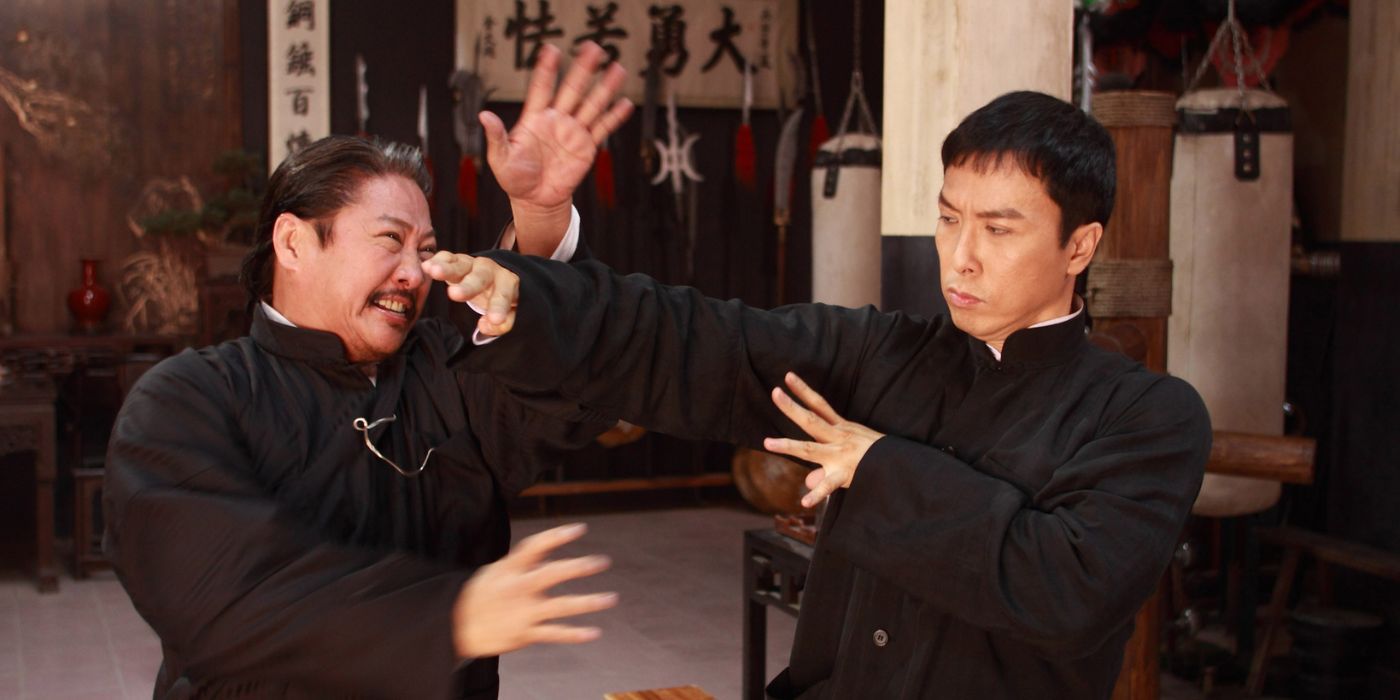 Ip Man using Wing Chun to fight against Hung Chun-nam inside a dojo in Ip Man 2